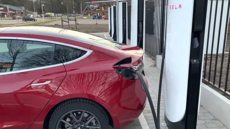 superchargeur tesla v4