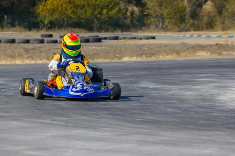 pilote en combinaison de karting sur circuit