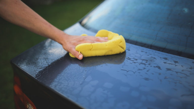 Pourquoi et comment bien poncer la carrosserie de votre voiture ?